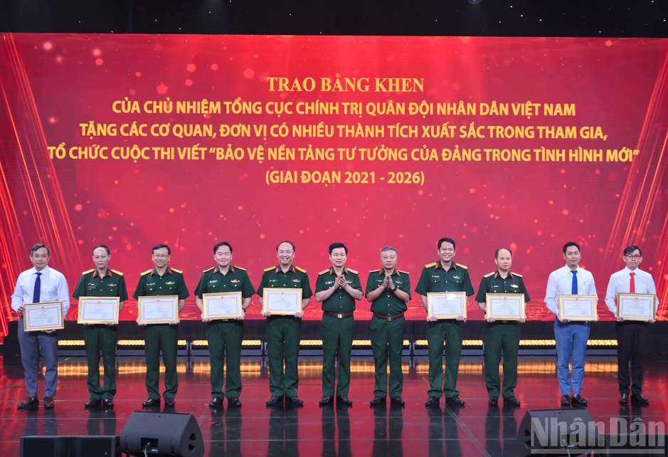 [Ảnh] Trao giải Cuộc thi viết “Bảo vệ nền tảng tư tưởng của Đảng trong tình hình mới” lần thứ 5