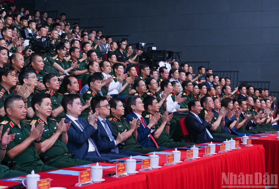 [Ảnh] Trao giải Cuộc thi viết “Bảo vệ nền tảng tư tưởng của Đảng trong tình hình mới” lần thứ 5