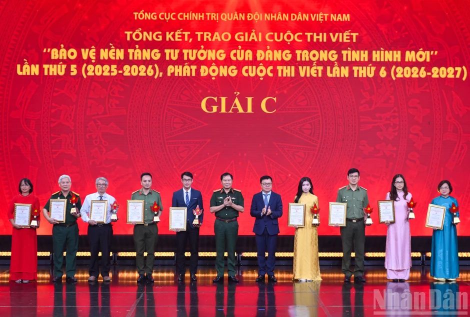 [Ảnh] Trao giải Cuộc thi viết “Bảo vệ nền tảng tư tưởng của Đảng trong tình hình mới” lần thứ 5