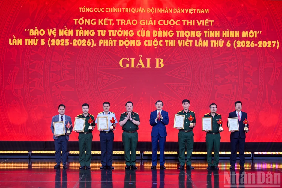 [Ảnh] Trao giải Cuộc thi viết “Bảo vệ nền tảng tư tưởng của Đảng trong tình hình mới” lần thứ 5