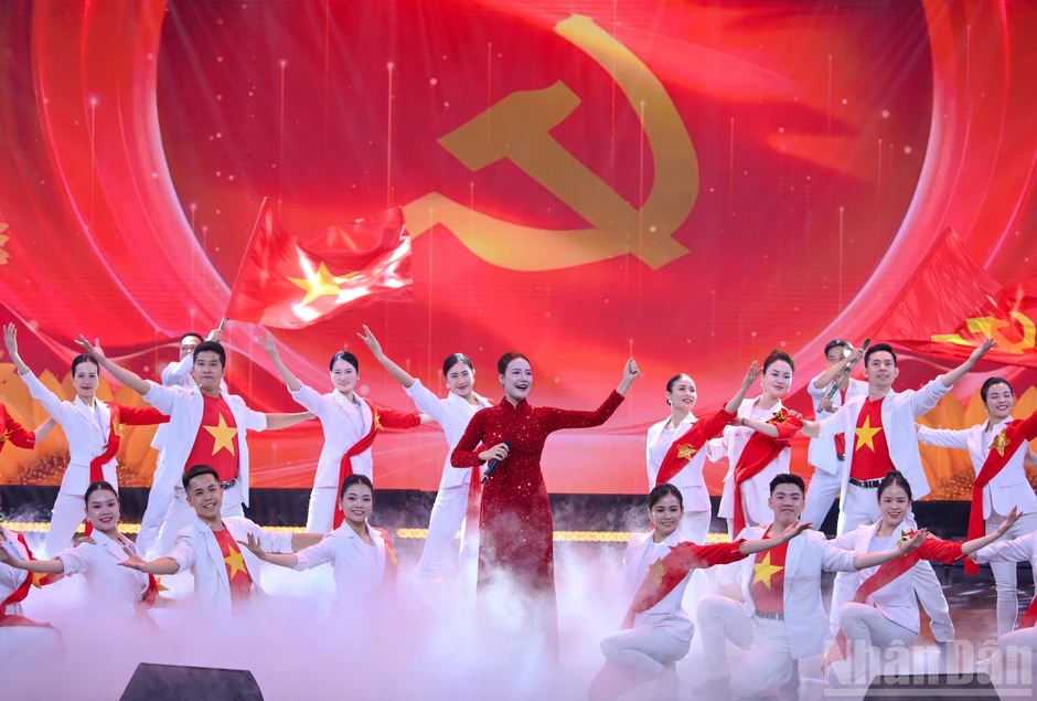 [Ảnh] Trao giải Cuộc thi viết “Bảo vệ nền tảng tư tưởng của Đảng trong tình hình mới” lần thứ 5