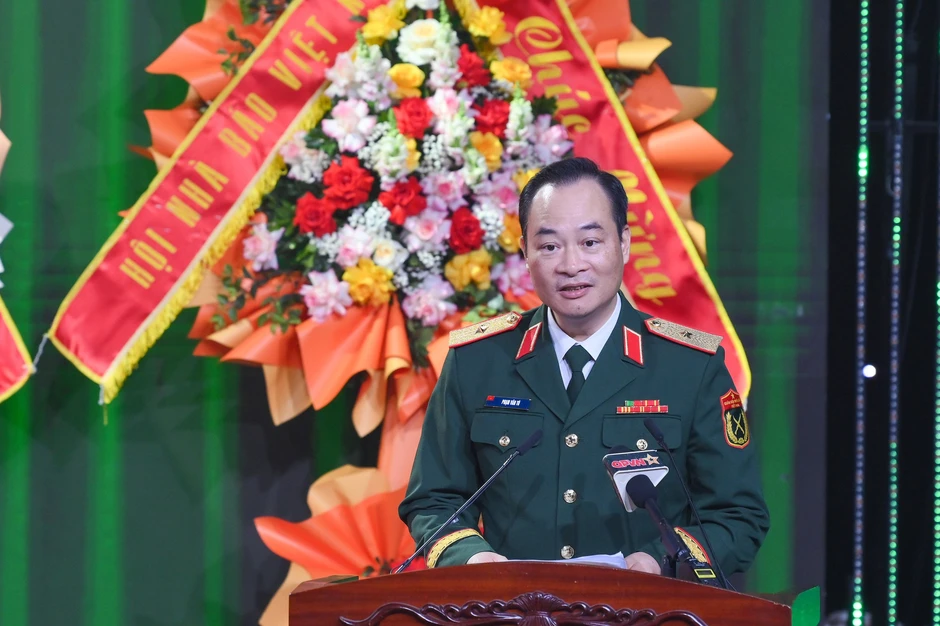 [Ảnh] Trung tâm Phát thanh-Truyền hình Quân đội đón nhận Huân chương Bảo vệ Tổ quốc hạng Ba