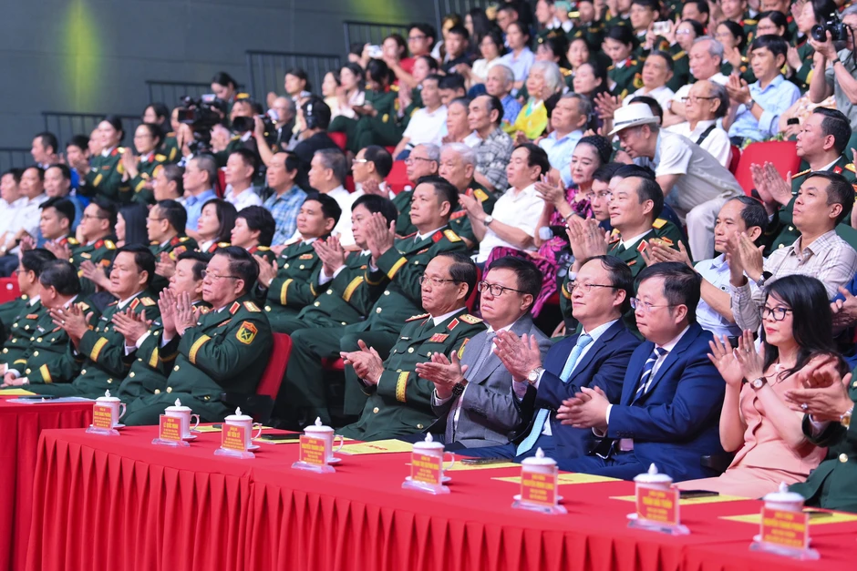 [Ảnh] Trung tâm Phát thanh-Truyền hình Quân đội đón nhận Huân chương Bảo vệ Tổ quốc hạng Ba
