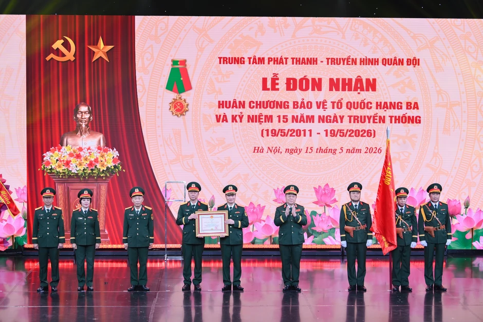 [Ảnh] Trung tâm Phát thanh-Truyền hình Quân đội đón nhận Huân chương Bảo vệ Tổ quốc hạng Ba