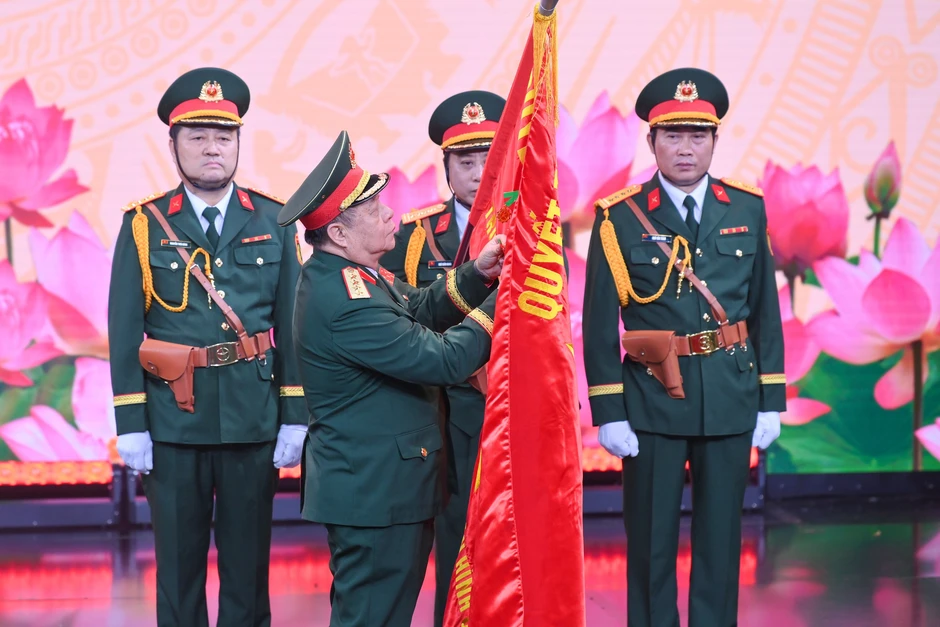 [Ảnh] Trung tâm Phát thanh-Truyền hình Quân đội đón nhận Huân chương Bảo vệ Tổ quốc hạng Ba
