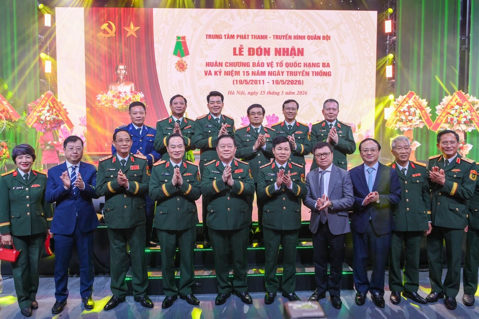 [Ảnh] Trung tâm Phát thanh-Truyền hình Quân đội đón nhận Huân chương Bảo vệ Tổ quốc hạng Ba