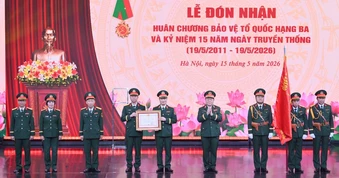 [Ảnh] Trung tâm Phát thanh-Truyền hình Quân đội đón nhận Huân chương Bảo vệ Tổ quốc hạng Ba