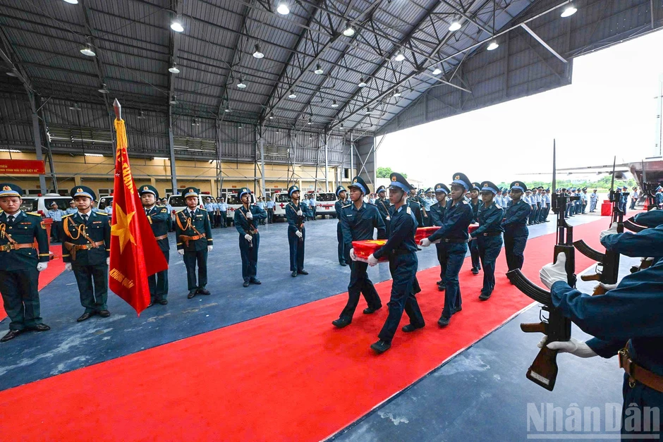 [Ảnh] Vận chuyển, bàn giao hơn 7.000 mẫu hài cốt liệt sĩ để giám định ADN, xác định danh tính liệt sĩ