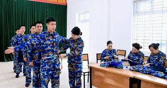 “Khâu áo chiến sĩ” – Phụ nữ Vùng 1 Hải quân đồng hành cùng chiến sĩ mới