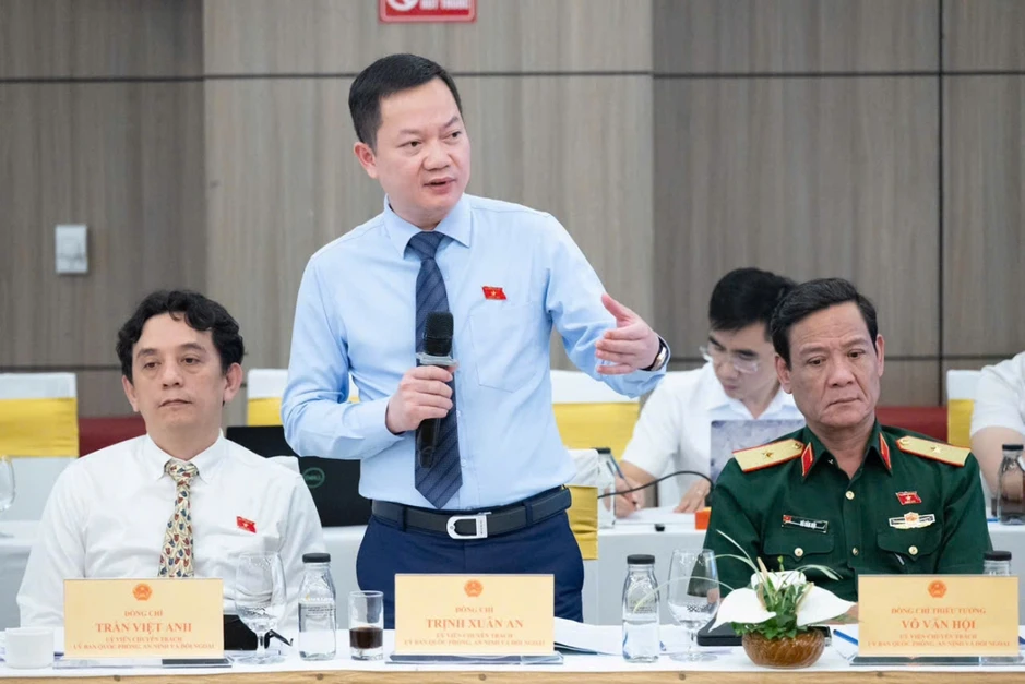 “Quốc phòng mạnh để kiến tạo và bảo vệ không gian phát triển của đất nước” “Quốc phòng mạnh để kiến tạo và bảo vệ không gian phát triển của đất nước”