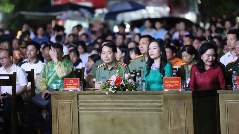 "Gần dân nhất"- phương châm hoạt động báo chí, truyền thông Công an nhân dân "Gần dân nhất"- phương châm hoạt động báo chí, truyền thông Công an nhân dân
