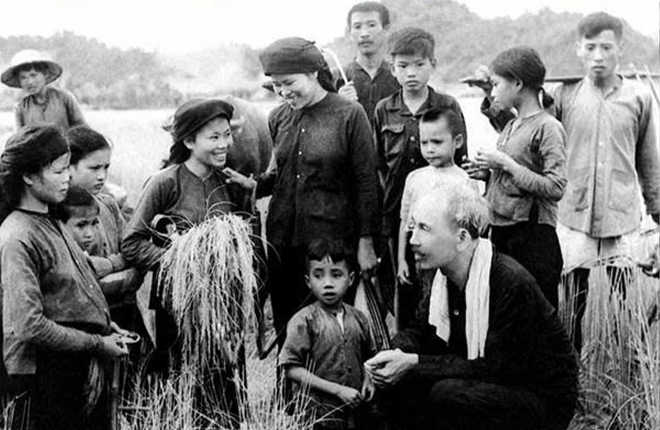 "Niềm tin không trao ban một chiều mà hình thành từ thực tiễn phục vụ nhân dân" "Niềm tin không trao ban một chiều mà hình thành từ thực tiễn phục vụ nhân dân"
