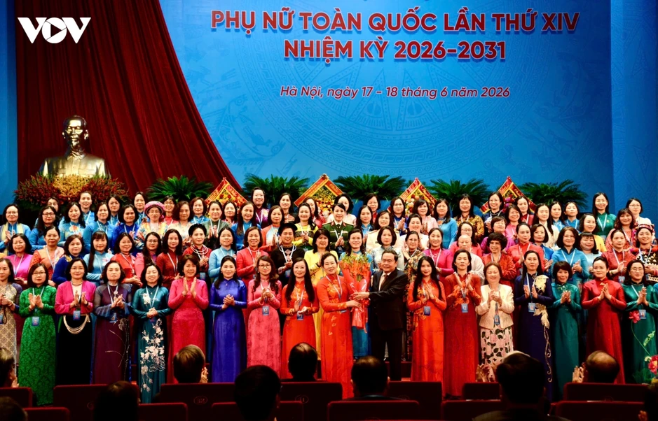 "Phụ nữ Việt Nam khẳng định vai trò quan trọng trên hầu hết các lĩnh vực" "Phụ nữ Việt Nam khẳng định vai trò quan trọng trên hầu hết các lĩnh vực"