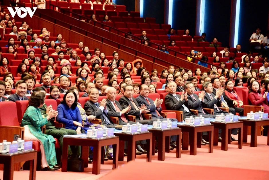 "Phụ nữ Việt Nam khẳng định vai trò quan trọng trên hầu hết các lĩnh vực" "Phụ nữ Việt Nam khẳng định vai trò quan trọng trên hầu hết các lĩnh vực"