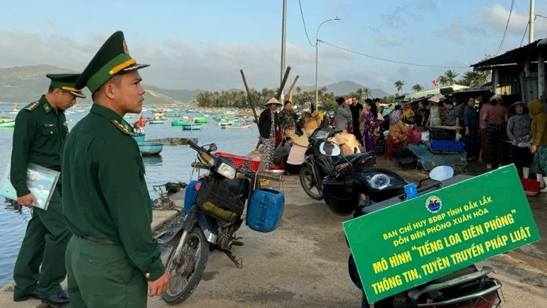 “Tiếng loa biên phòng” đưa ngày hội non sông đến với bà con vùng biên giới Đắk Lắk “Tiếng loa biên phòng” đưa ngày hội non sông đến với bà con vùng biên giới Đắk Lắk