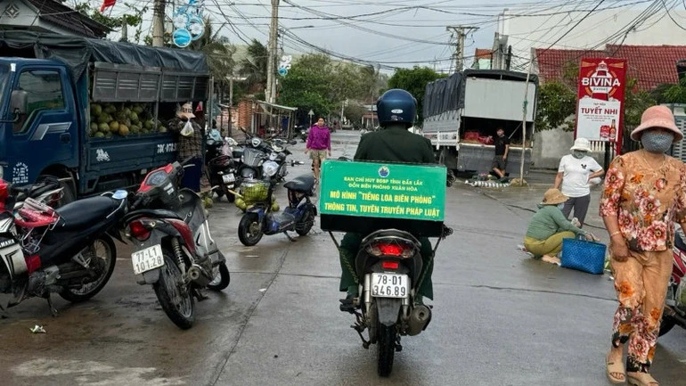 “Tiếng loa biên phòng” đưa ngày hội non sông đến với bà con vùng biên giới Đắk Lắk “Tiếng loa biên phòng” đưa ngày hội non sông đến với bà con vùng biên giới Đắk Lắk