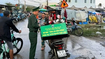 “Tiếng loa biên phòng” đưa ngày hội non sông đến với bà con vùng biên giới Đắk Lắk