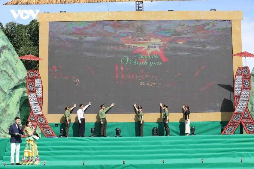 “Vì bình yên bản làng”: Kết nối thông tin chính thống với đồng bào vùng cao Sơn La “Vì bình yên bản làng”: Kết nối thông tin chính thống với đồng bào vùng cao Sơn La
