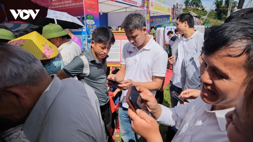“Vì bình yên bản làng”: Kết nối thông tin chính thống với đồng bào vùng cao Sơn La “Vì bình yên bản làng”: Kết nối thông tin chính thống với đồng bào vùng cao Sơn La