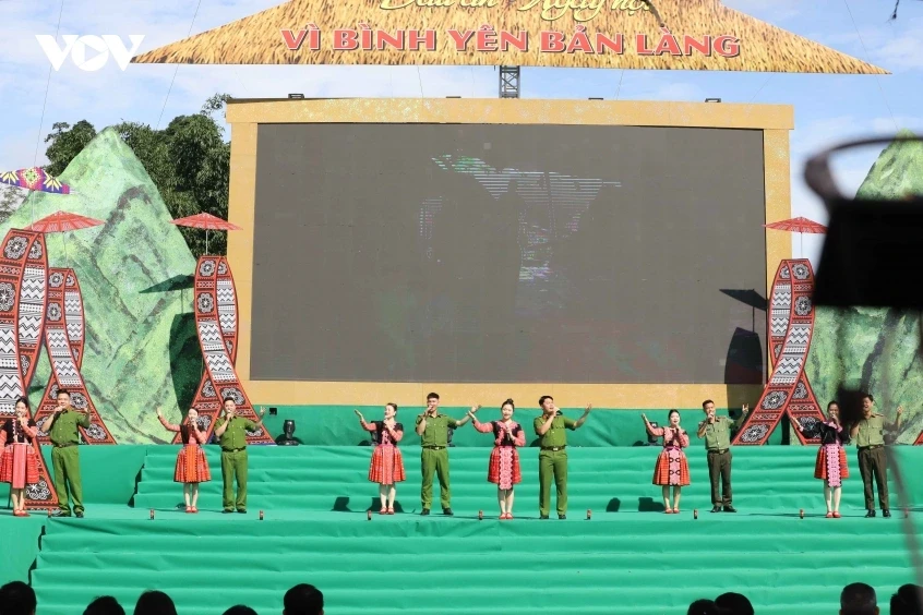 “Vì bình yên bản làng”: Kết nối thông tin chính thống với đồng bào vùng cao Sơn La “Vì bình yên bản làng”: Kết nối thông tin chính thống với đồng bào vùng cao Sơn La