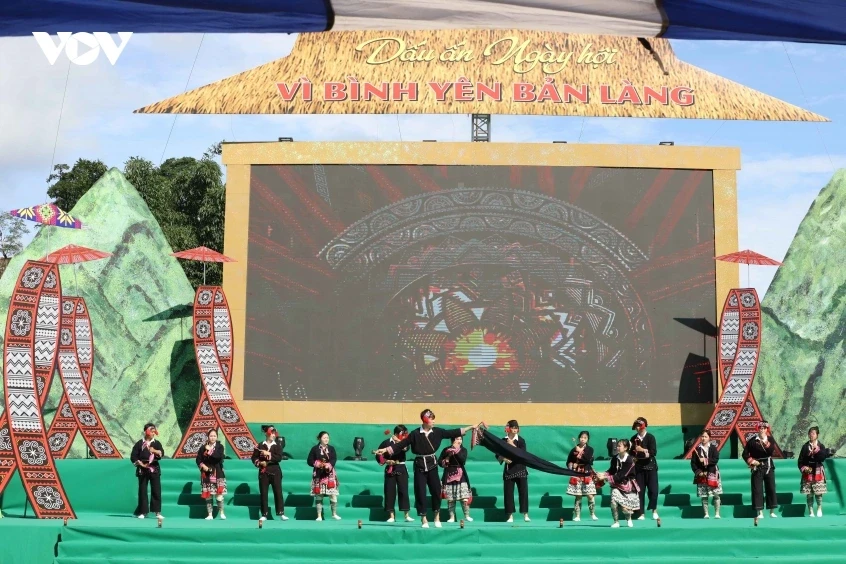 “Vì bình yên bản làng”: Kết nối thông tin chính thống với đồng bào vùng cao Sơn La “Vì bình yên bản làng”: Kết nối thông tin chính thống với đồng bào vùng cao Sơn La