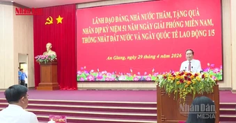 [Video] Chủ tịch Quốc hội trao quà tại An Giang