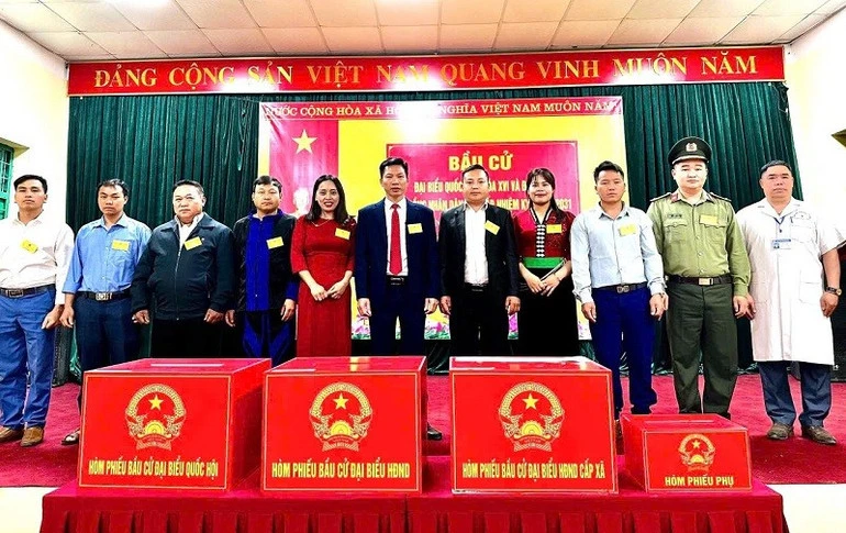 100% cử tri xã Tìa Dình đã hoàn thành bầu cử 100% cử tri xã Tìa Dình đã hoàn thành bầu cử