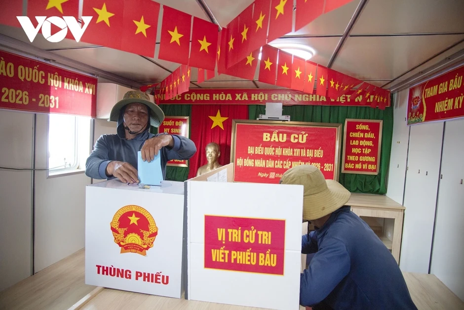 15 ngày vượt sóng, hoàn thành bầu cử sớm trên biển