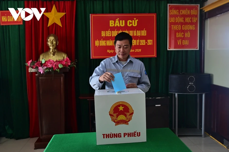 15 ngày vượt sóng, hoàn thành bầu cử sớm trên biển