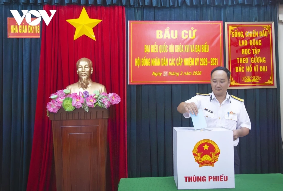 15 ngày vượt sóng, hoàn thành bầu cử sớm trên biển