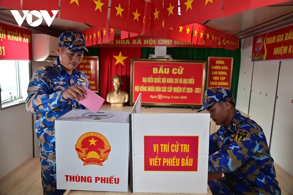 15 ngày vượt sóng, hoàn thành bầu cử sớm trên biển