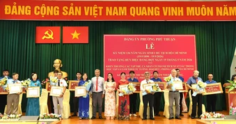 17 đảng viên phường Phú Thuận nhận Huy hiệu Đảng