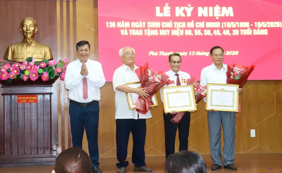 26 đảng viên phường Phú Thạnh (TPHCM) nhận Huy hiệu Đảng 26 đảng viên phường Phú Thạnh (TPHCM) nhận Huy hiệu Đảng