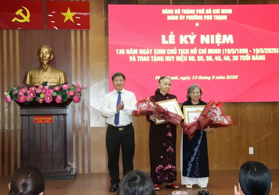 26 đảng viên phường Phú Thạnh (TPHCM) nhận Huy hiệu Đảng 26 đảng viên phường Phú Thạnh (TPHCM) nhận Huy hiệu Đảng