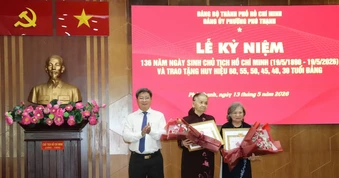 26 đảng viên phường Phú Thạnh (TPHCM) nhận Huy hiệu Đảng