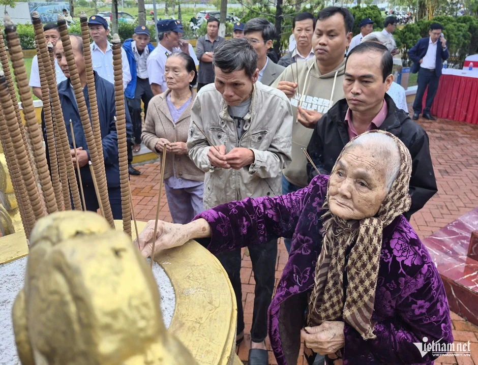 38 năm Gạc Ma: Xúc động hình ảnh mẹ 94 tuổi run run thắp nén hương cho con trai 38 năm Gạc Ma: Xúc động hình ảnh mẹ 94 tuổi run run thắp nén hương cho con trai