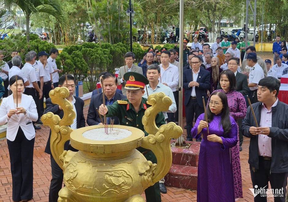 38 năm Gạc Ma: Xúc động hình ảnh mẹ 94 tuổi run run thắp nén hương cho con trai 38 năm Gạc Ma: Xúc động hình ảnh mẹ 94 tuổi run run thắp nén hương cho con trai