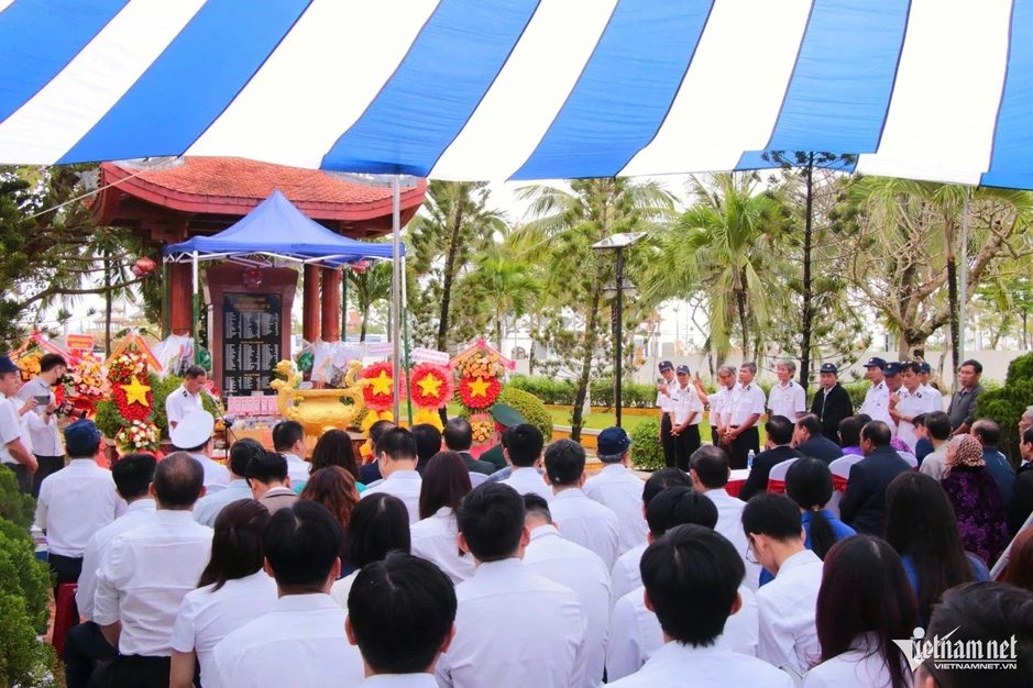38 năm Gạc Ma: Xúc động hình ảnh mẹ 94 tuổi run run thắp nén hương cho con trai 38 năm Gạc Ma: Xúc động hình ảnh mẹ 94 tuổi run run thắp nén hương cho con trai