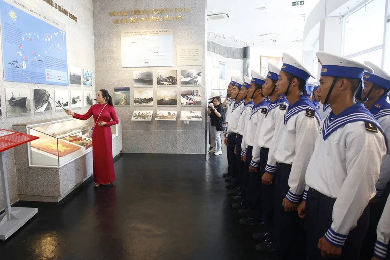 38 năm vang mãi lời thề giữa đảo 38 năm vang mãi lời thề giữa đảo