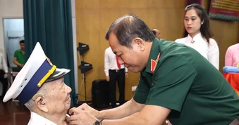 43 đảng viên phường Phú Nhuận nhận Huy hiệu Đảng đợt 19-5