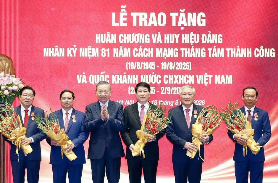 5 nguyên ủy viên Bộ Chính trị nhận Huân chương Hồ Chí Minh 5 nguyên ủy viên Bộ Chính trị nhận Huân chương Hồ Chí Minh