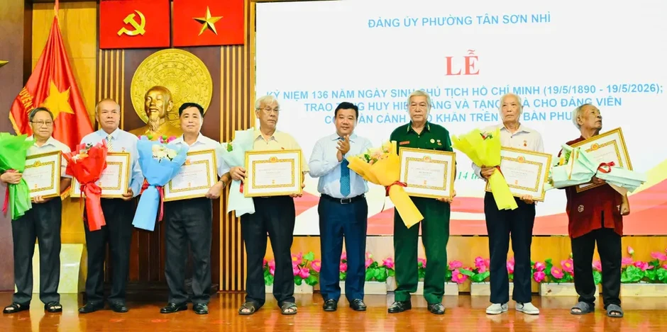60 đảng viên phường Tây Thạnh và Tân Sơn Nhì nhận Huy hiệu Đảng 60 đảng viên phường Tây Thạnh và Tân Sơn Nhì nhận Huy hiệu Đảng