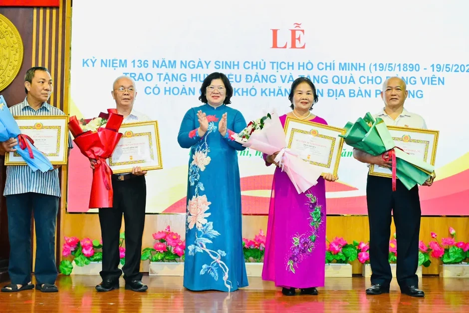 60 đảng viên phường Tây Thạnh và Tân Sơn Nhì nhận Huy hiệu Đảng 60 đảng viên phường Tây Thạnh và Tân Sơn Nhì nhận Huy hiệu Đảng