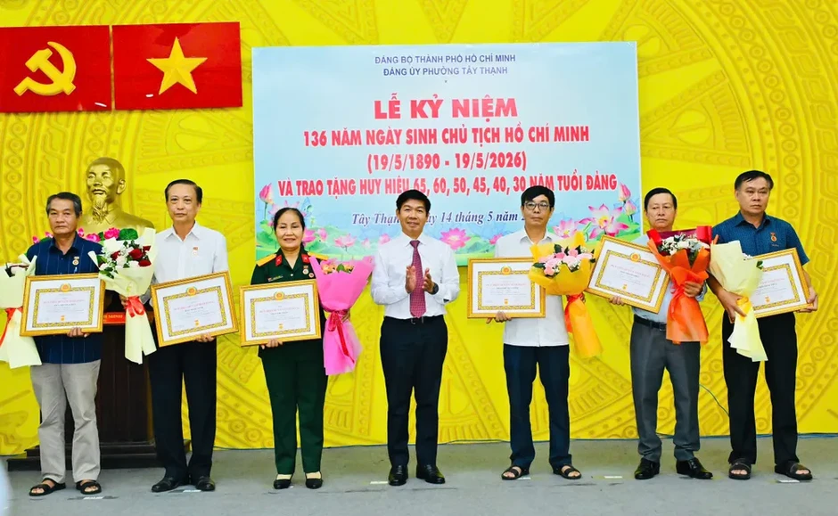 60 đảng viên phường Tây Thạnh và Tân Sơn Nhì nhận Huy hiệu Đảng 60 đảng viên phường Tây Thạnh và Tân Sơn Nhì nhận Huy hiệu Đảng