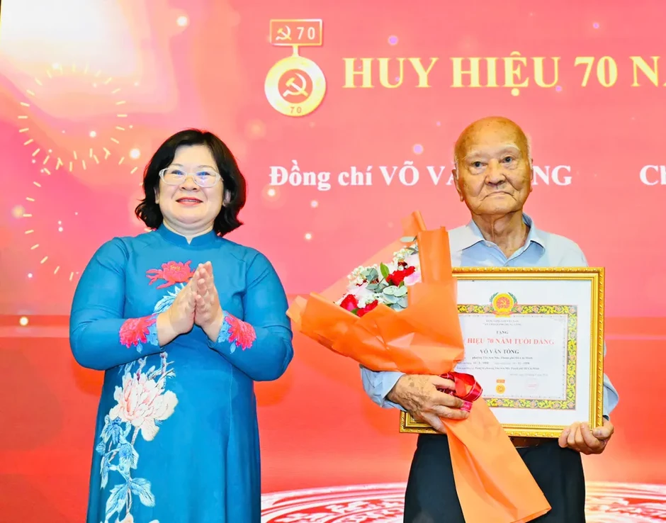 60 đảng viên phường Tây Thạnh và Tân Sơn Nhì nhận Huy hiệu Đảng 60 đảng viên phường Tây Thạnh và Tân Sơn Nhì nhận Huy hiệu Đảng