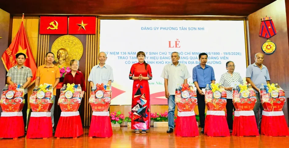 60 đảng viên phường Tây Thạnh và Tân Sơn Nhì nhận Huy hiệu Đảng 60 đảng viên phường Tây Thạnh và Tân Sơn Nhì nhận Huy hiệu Đảng