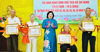 60 đảng viên phường Tây Thạnh và Tân Sơn Nhì nhận Huy hiệu Đảng