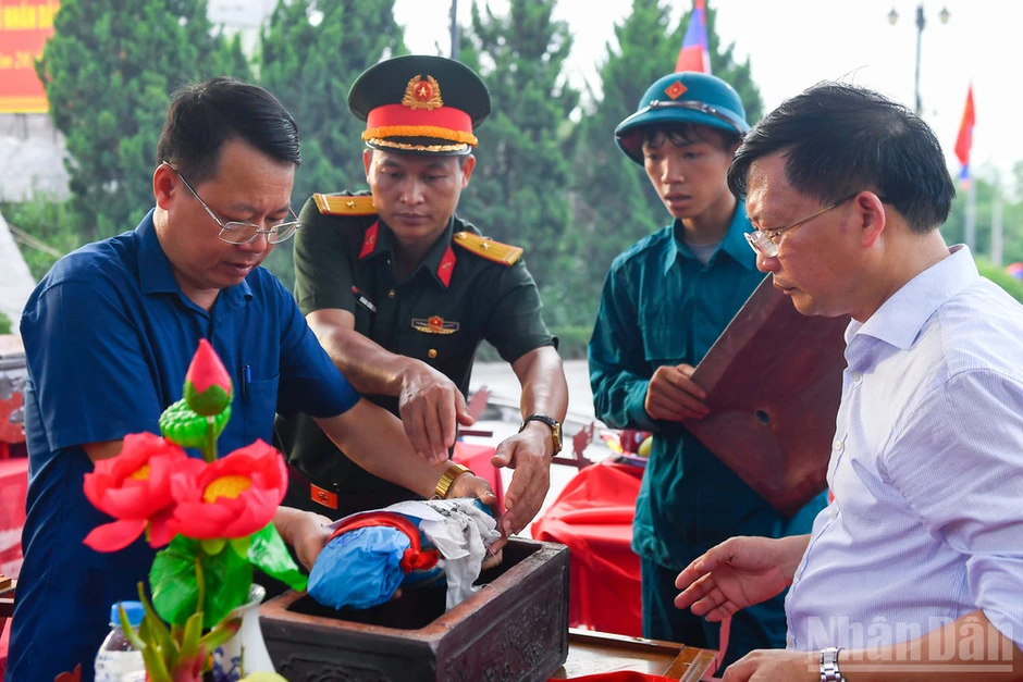 80 hài cốt liệt sĩ Quân tình nguyện và chuyên gia Việt Nam trở về đất mẹ từ nước bạn Lào 80 hài cốt liệt sĩ Quân tình nguyện và chuyên gia Việt Nam trở về đất mẹ từ nước bạn Lào