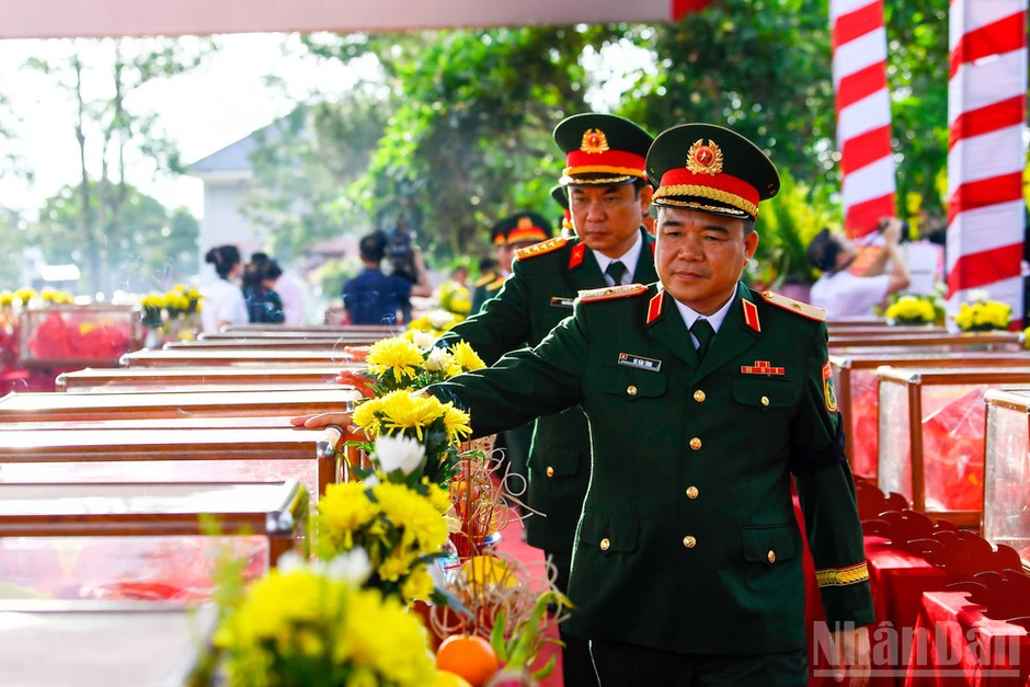 80 hài cốt liệt sĩ Quân tình nguyện và chuyên gia Việt Nam trở về đất mẹ từ nước bạn Lào 80 hài cốt liệt sĩ Quân tình nguyện và chuyên gia Việt Nam trở về đất mẹ từ nước bạn Lào