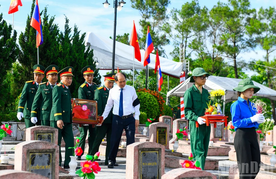 80 hài cốt liệt sĩ Quân tình nguyện và chuyên gia Việt Nam trở về đất mẹ từ nước bạn Lào 80 hài cốt liệt sĩ Quân tình nguyện và chuyên gia Việt Nam trở về đất mẹ từ nước bạn Lào